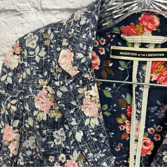 Anthropologie daughters of liberation Women's Navy pink floral cropped blazer - Picture 5 of 8